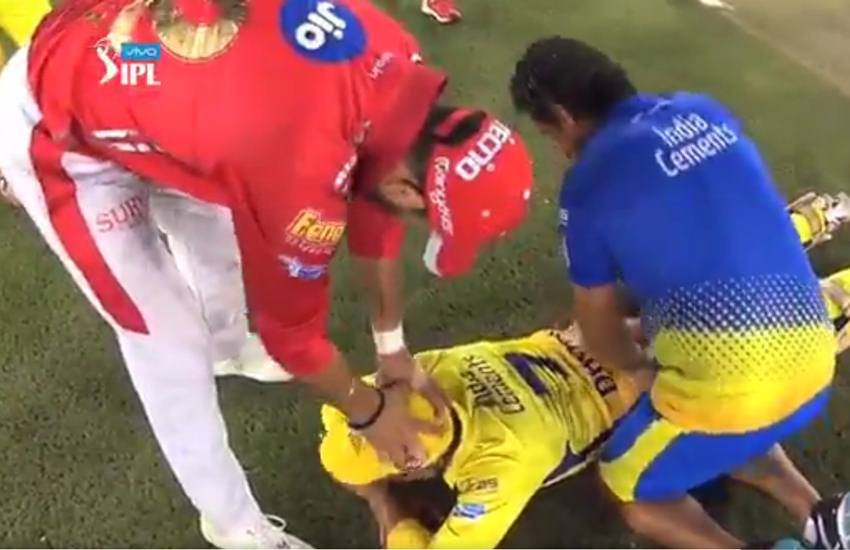 महेंद्र सिंह धोनी फिजियो से मसाज लेते हुए। साथ में युवराज सिंह। महेंद्र सिंह धोनी फिजियो से मसाज लेते हुए। साथ में युवराज सिंह।