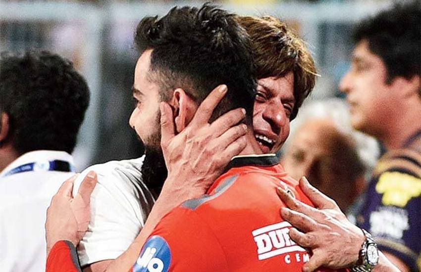 विराट कोहली से गले मिलते शाहरुख खान। विराट कोहली से गले मिलते शाहरुख खान।