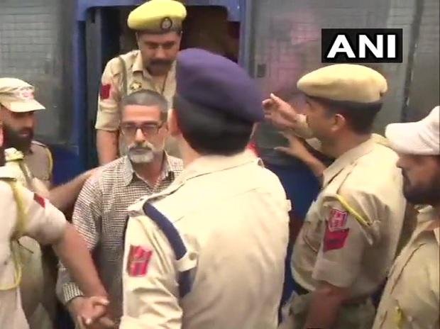 कठुआ मामले के आठ में से सात आरोपियों को जिला एवं सत्र न्यायाधीश संजय गुप्ता की अदालत के समक्ष पेश किया गया जिन्होंने राज्य अपराध शाखा से उन्हें आरोप पत्र की प्रतियां देने को कहा और मामले में सुनवाई की अगली तारीख 28 अप्रैल तय की। 