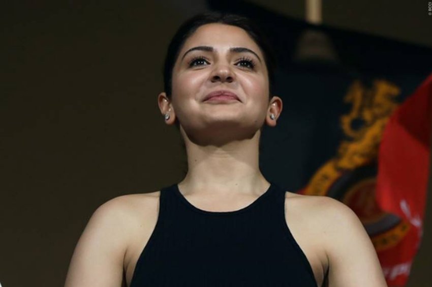 IPL, Anushka Sharma sending love, ANUSHKA SHARMA flying kiss to husband Virat Kohli, ANUSHKA IN Indian Premier League, see pictures OF ANUSHKA, ipl, ipl 2018, ipl 2018 time table, mi team 2018 players list, csk team 2018 players list, mi team 2018 squad, mi vs csk, ipl 2018 schedule, ipl 2018 team, ipl team 2018, ipl team 2018 players list, ipl scehdule 2018, ipl time table 2018, ipl team players list 2018