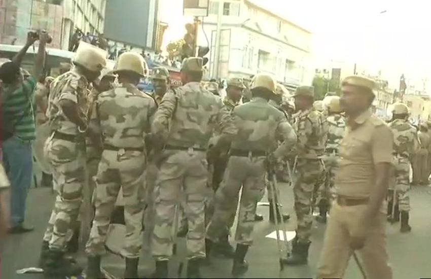 चेपक स्टेडियम के बाहर तैनात सुरक्षाबल। फोटो सोर्स- एएनआई