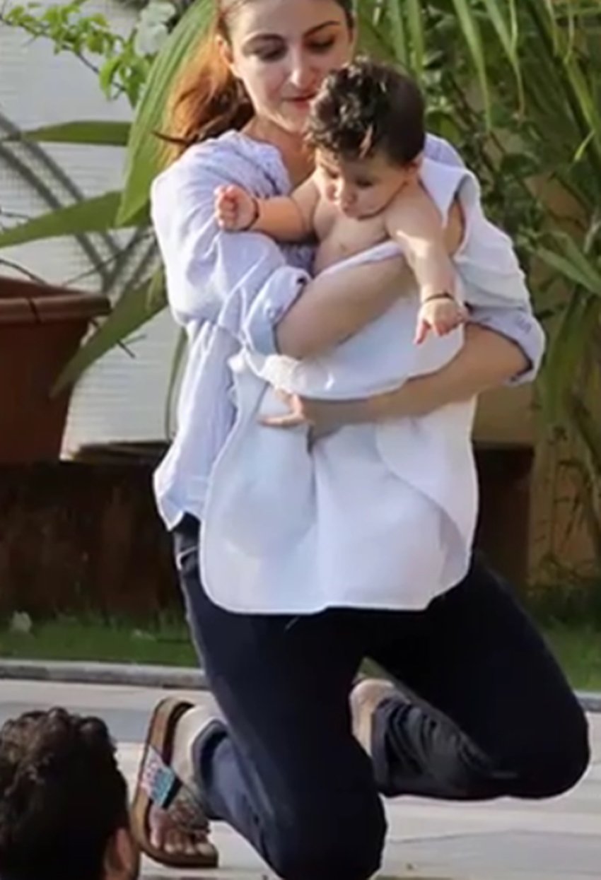 photos of taimur ali khan, taimur with cousin inaaya, taimur and inaaya naumi, inaaya naumi in swimming pool, inaaya naumi, taimur ali khan outside swimming pool, inaaya naumi with papa kunal khemu, entertainment news, bollywood news, television news, entertainment news, bollywood news, television news