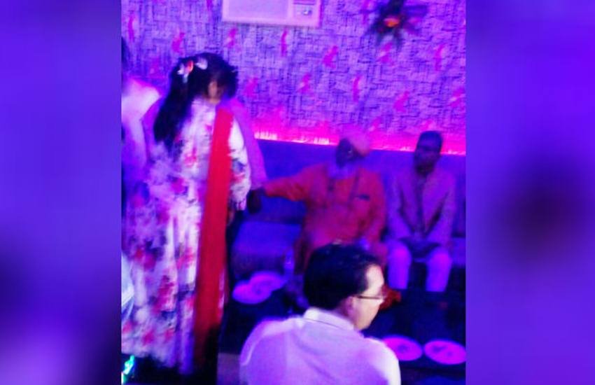 उद्घाटन के बाद नाइट क्लब में बैठे साक्षी महाराज। फोटो- ट्विटर