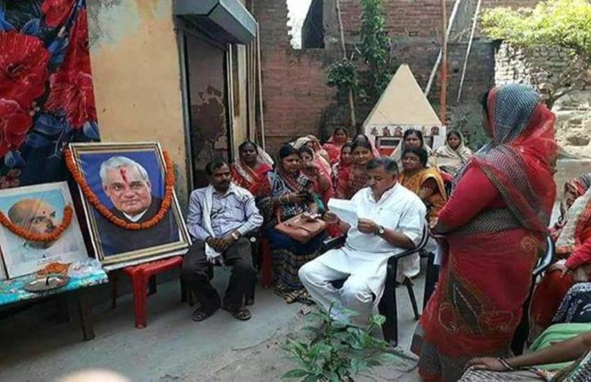 बक्सर में बीजेपी स्थापना दिवस के अवसर पर आयोजित कार्यक्रम में अटल बिहारी की तस्वीर पर माला चढ़ा दी गई।
