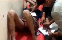 गैंगरेप पीड़िता के लहूलुहान, बेसुध पिता से पुलिस ने कागज पर लिए अंगूठे के निशान? वायरल हो रहा वीडियो