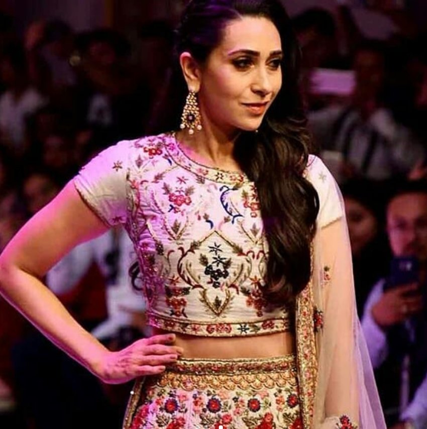 Karisma kapoor, Karisma kapoor walking in a ramp, Karisma kapoor looking gorgeous, Karisma kapoor in off white flowring lehnga, see pictures of Karisma kapoor, entertainment news, bollywood news, television news, entertainment news, bollywood news, television news, entertainment news, bollywood news, television news