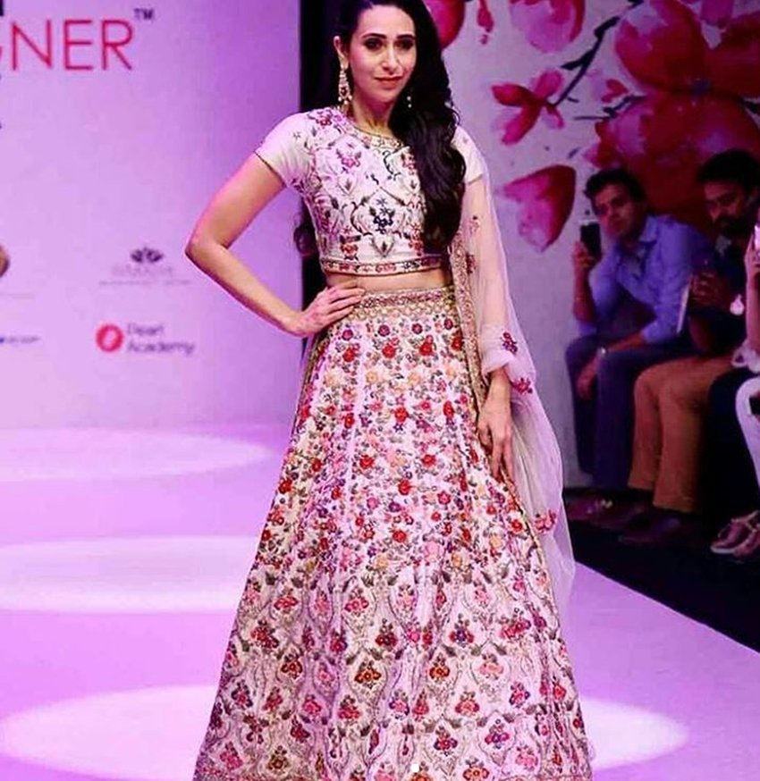 Karisma kapoor, Karisma kapoor walking in a ramp, Karisma kapoor looking gorgeous, Karisma kapoor in off white flowring lehnga, see pictures of Karisma kapoor, entertainment news, bollywood news, television news, entertainment news, bollywood news, television news, entertainment news, bollywood news, television news
