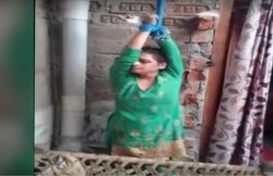VIRAL VIDEO: दहेज के लिए पत्नी को रस्सी से लटका बेरहमी से पीटा, ससुराल वालों को भेजा वीडियो