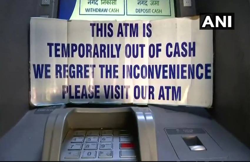 देश के कई राज्यों में ATM खाली पड़े हैं। 'कैश क्रंच' से जनता परेशान है।
