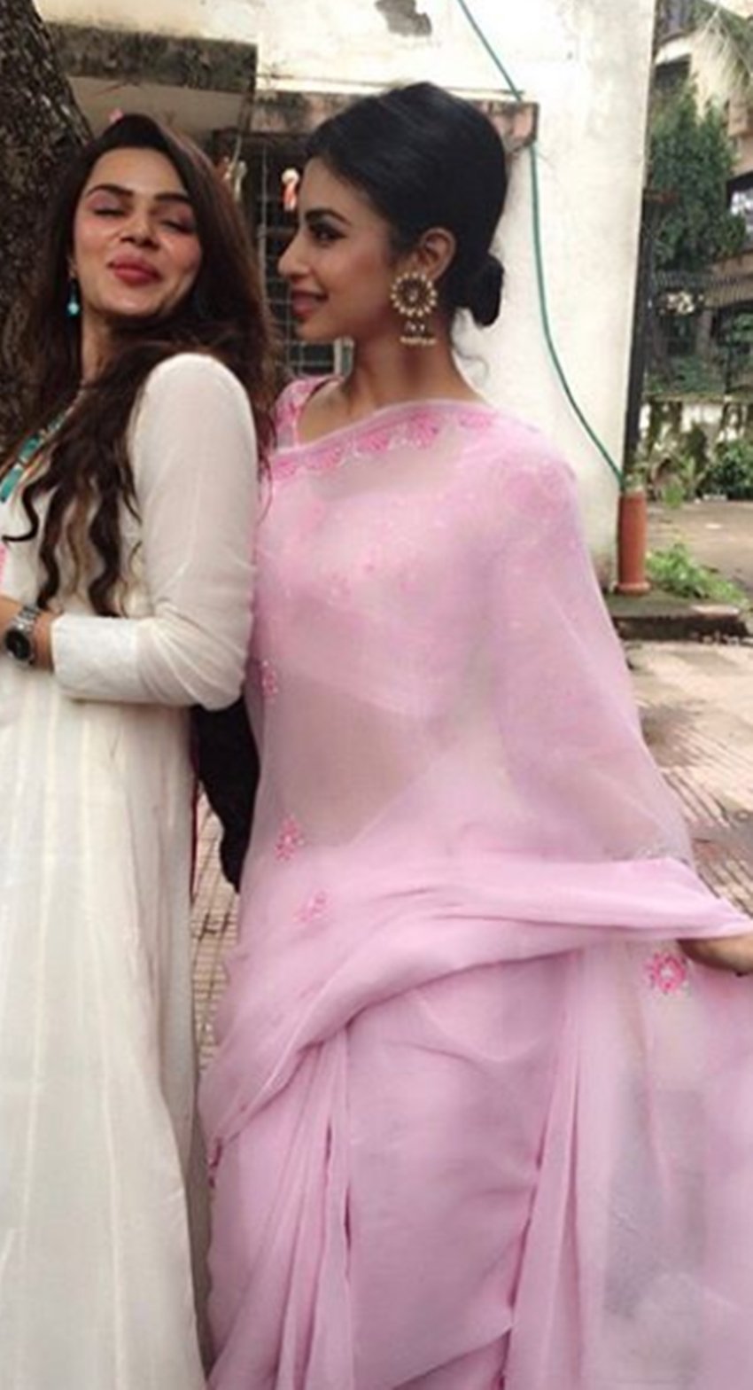 naagin actress mouni roy, naagin 2 populer actress, akshay kumar gold actress mouni roy, mouni roy will steal your heart, see pictures of mouni, mouni in light pink colour saree, entertainment news, bollywood news, television news, entertainment news, entertainment news, bollywood news, television news