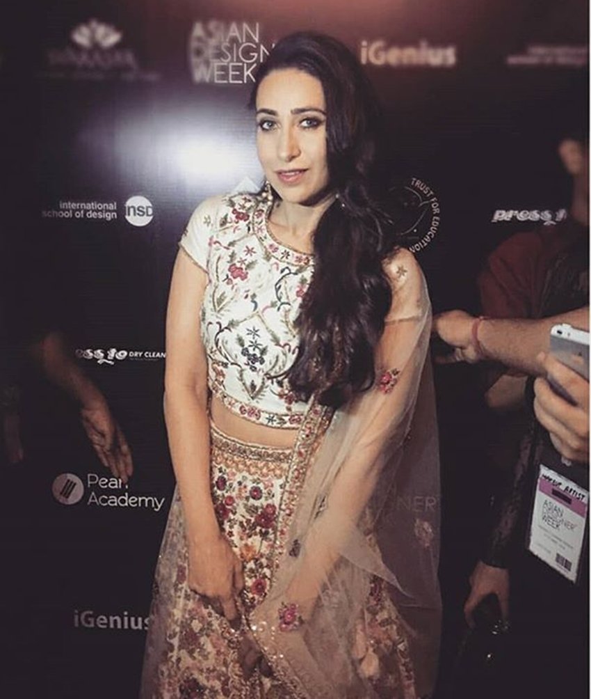 Karisma kapoor, Karisma kapoor walking in a ramp, Karisma kapoor looking gorgeous, Karisma kapoor in off white flowring lehnga, see pictures of Karisma kapoor, entertainment news, bollywood news, television news, entertainment news, bollywood news, television news, entertainment news, bollywood news, television news