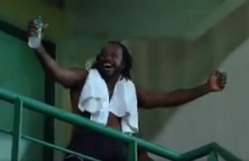 स्टैंड्स में नाचते हुए क्रिस गेल। फोटो- स्क्रीनग्रैब