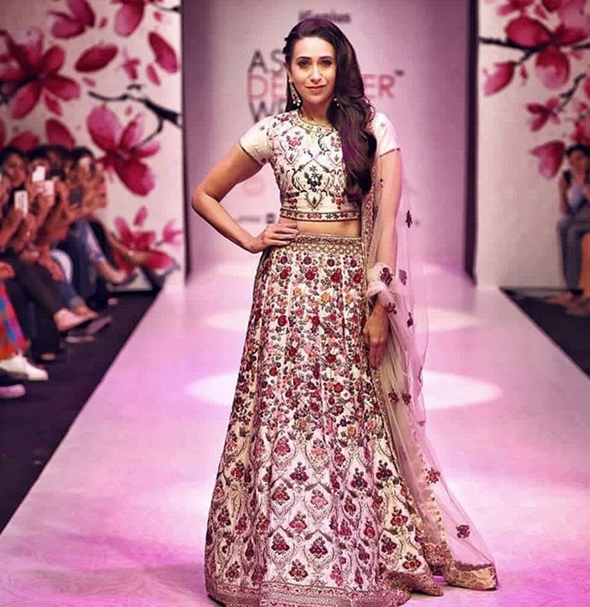 Karisma kapoor, Karisma kapoor walking in a ramp, Karisma kapoor looking gorgeous, Karisma kapoor in off white flowring lehnga, see pictures of Karisma kapoor, entertainment news, bollywood news, television news, entertainment news, bollywood news, television news, entertainment news, bollywood news, television news