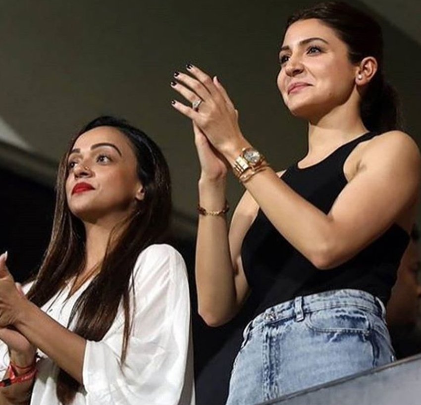 IPL, Anushka Sharma sending love, ANUSHKA SHARMA flying kiss to husband Virat Kohli, ANUSHKA IN Indian Premier League, see pictures OF ANUSHKA, ipl, ipl 2018, ipl 2018 time table, mi team 2018 players list, csk team 2018 players list, mi team 2018 squad, mi vs csk, ipl 2018 schedule, ipl 2018 team, ipl team 2018, ipl team 2018 players list, ipl scehdule 2018, ipl time table 2018, ipl team players list 2018