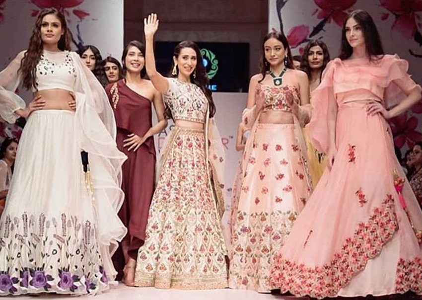 Karisma kapoor, Karisma kapoor walking in a ramp, Karisma kapoor looking gorgeous, Karisma kapoor in off white flowring lehnga, see pictures of Karisma kapoor, entertainment news, bollywood news, television news, entertainment news, bollywood news, television news, entertainment news, bollywood news, television news