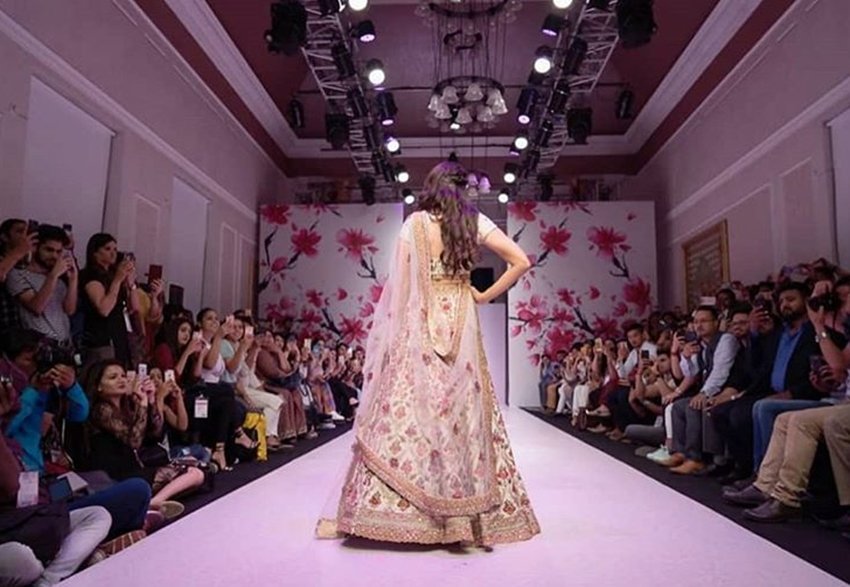 Karisma kapoor, Karisma kapoor walking in a ramp, Karisma kapoor looking gorgeous, Karisma kapoor in off white flowring lehnga, see pictures of Karisma kapoor, entertainment news, bollywood news, television news, entertainment news, bollywood news, television news, entertainment news, bollywood news, television news