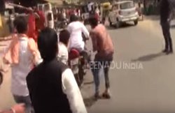 भीम सेना के लोगों को बजरंग दल वालों ने दौड़ा-दौड़ा कर पीटा, देखें वीडियो