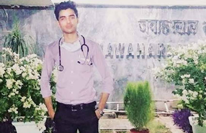 नई दिल्ली स्थित एम्स अस्पताल में अदनान पांच महीनों तक डॉक्टर होने का नाटक करता रहा। वह आमतौर पर लैब कोट में घूमता था। (फोटोः इंस्टाग्राम) 
