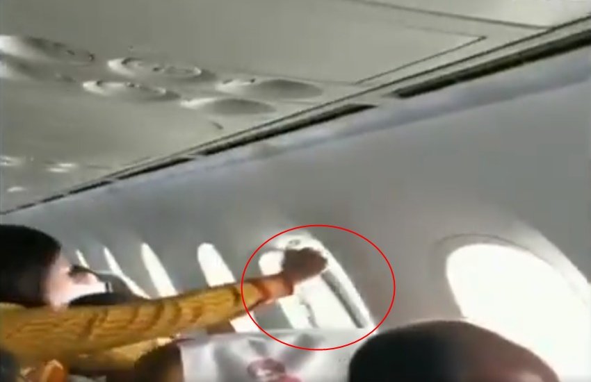 हालांकि बाहर की खिड़की नहीं टूटी थी लेकिन फिर भी अचानक हुए हादसे से यात्री काफी घबरा गए थे। (Photo Source: ANI)