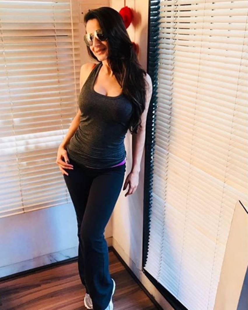 Ameesha Patel, Ameesha Patel injury, Ameesha Patel shoulder injury, Ameesha Patel pics, Ameesha Patel photos, Ameesha Patel sexy pics, Ameesha Patel sexy photos, Ameesha Patel pictures, Ameesha Patel hot pics, Ameesha Patel hot photos, Ameesha Patel bold pics, Ameesha Patel bold photos, Ameesha Patel new pics, Ameesha Patel new photos, bollywood Actress, bollywood Actress Ameesha Patel, photo gallery