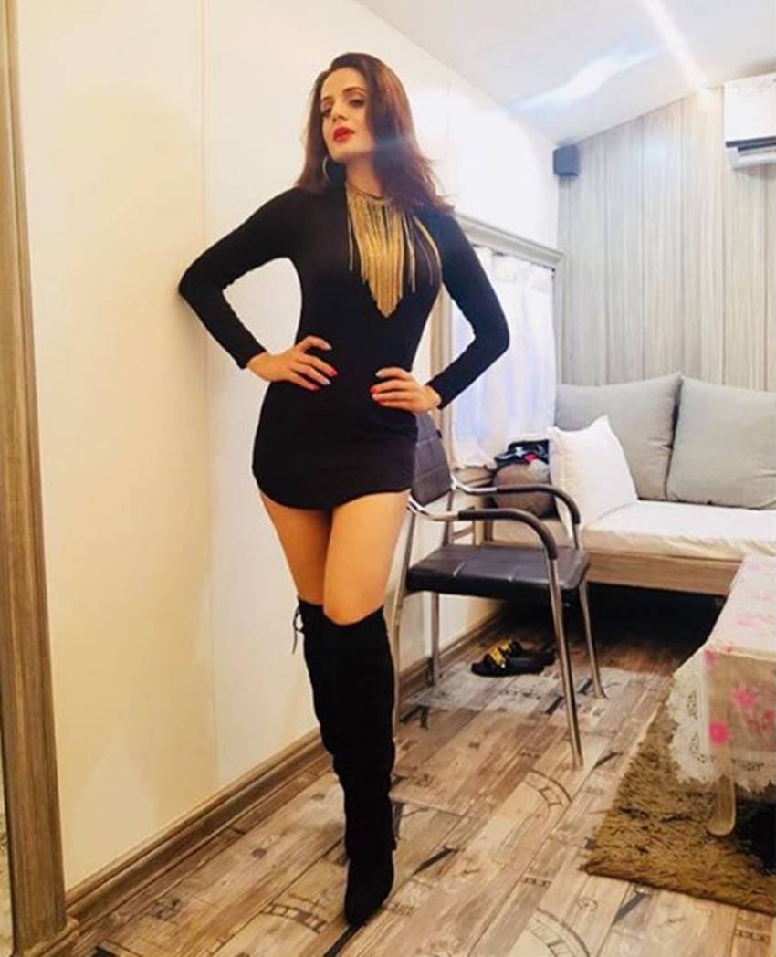 Ameesha Patel, Ameesha Patel injury, Ameesha Patel shoulder injury, Ameesha Patel pics, Ameesha Patel photos, Ameesha Patel sexy pics, Ameesha Patel sexy photos, Ameesha Patel pictures, Ameesha Patel hot pics, Ameesha Patel hot photos, Ameesha Patel bold pics, Ameesha Patel bold photos, Ameesha Patel new pics, Ameesha Patel new photos, bollywood Actress, bollywood Actress Ameesha Patel, photo gallery