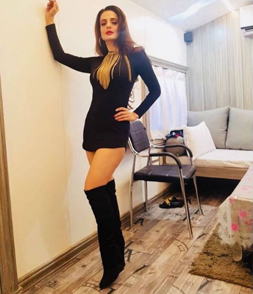 Ameesha Patel, Ameesha Patel injury, Ameesha Patel shoulder injury, Ameesha Patel pics, Ameesha Patel photos, Ameesha Patel sexy pics, Ameesha Patel sexy photos, Ameesha Patel pictures, Ameesha Patel hot pics, Ameesha Patel hot photos, Ameesha Patel bold pics, Ameesha Patel bold photos, Ameesha Patel new pics, Ameesha Patel new photos, bollywood Actress, bollywood Actress Ameesha Patel, photo gallery