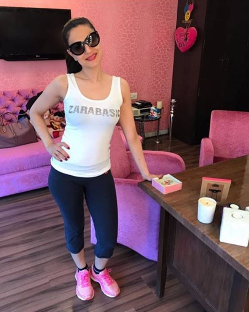 Ameesha Patel, Ameesha Patel injury, Ameesha Patel shoulder injury, Ameesha Patel pics, Ameesha Patel photos, Ameesha Patel sexy pics, Ameesha Patel sexy photos, Ameesha Patel pictures, Ameesha Patel hot pics, Ameesha Patel hot photos, Ameesha Patel bold pics, Ameesha Patel bold photos, Ameesha Patel new pics, Ameesha Patel new photos, bollywood Actress, bollywood Actress Ameesha Patel, photo gallery