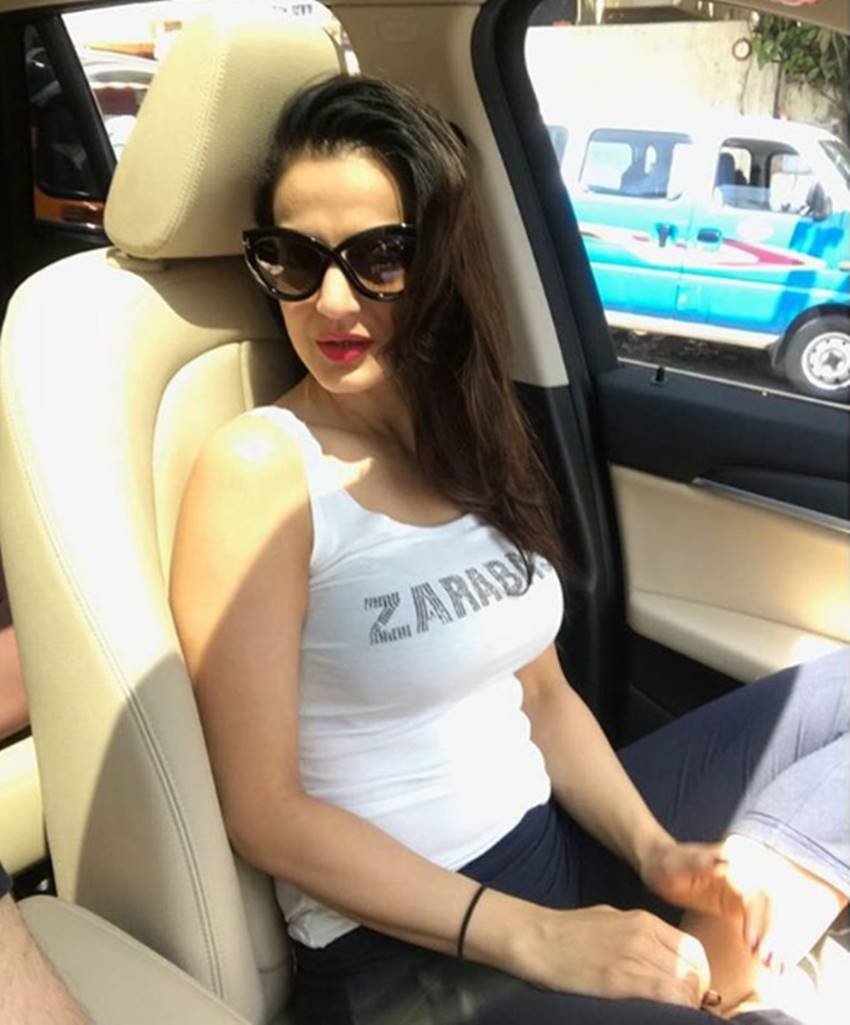 Ameesha Patel, Ameesha Patel injury, Ameesha Patel shoulder injury, Ameesha Patel pics, Ameesha Patel photos, Ameesha Patel sexy pics, Ameesha Patel sexy photos, Ameesha Patel pictures, Ameesha Patel hot pics, Ameesha Patel hot photos, Ameesha Patel bold pics, Ameesha Patel bold photos, Ameesha Patel new pics, Ameesha Patel new photos, bollywood Actress, bollywood Actress Ameesha Patel, photo gallery