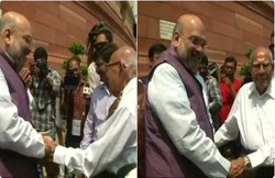 लखनऊ पहुंचे अमित शाह, एयरपोर्ट पर पैर छूने के लिए लगी होड़