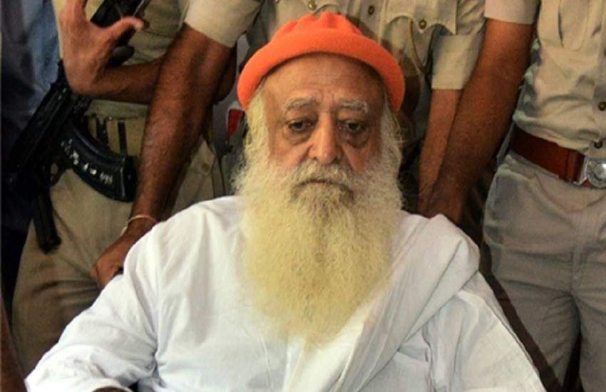 जोधपुर के सत्र न्यायालय में पेश होने के लिए जाते आसाराम। (फाइल फोटो) सोर्स- एक्सप्रेस आर्काइव
