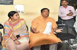 अपनी ही पार्टी के मंत्री समर्थकों पर बीजेपी नेता ने लगाया मारपीट का आरोप, फटे कुर्ते में थाने पहुंच दर्ज करवाई शिकायत