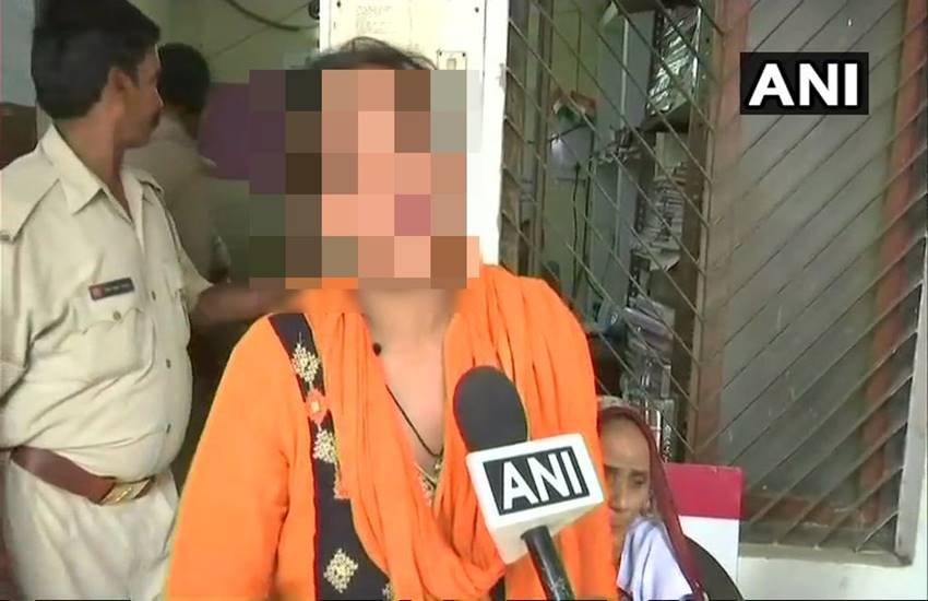 बीजेपी विधायक कुलदीप सिंह सेंगर पर बलात्कार का आरोप लगाने वाली युवती(फोटो-एएनआई)