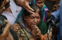 उन्नाव गैंगरेप: डीजीपी से मिलकर रोने लगीं आरोपी BJP विधायक की पत्नी, कहा- मेरे पति और उस लड़की का नार्को टेस्ट करा लो