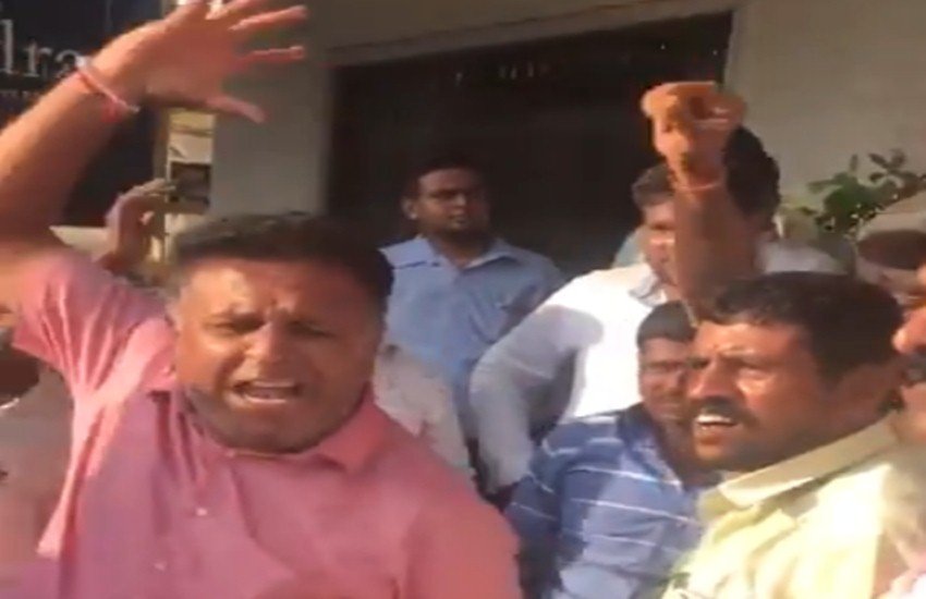 मैसूर में पार्टी हाईकमान के खिलाफ प्रदर्शन करते बीजेपी कार्यकर्ता। (फोटो सोर्स: वीडियो ग्रैब)