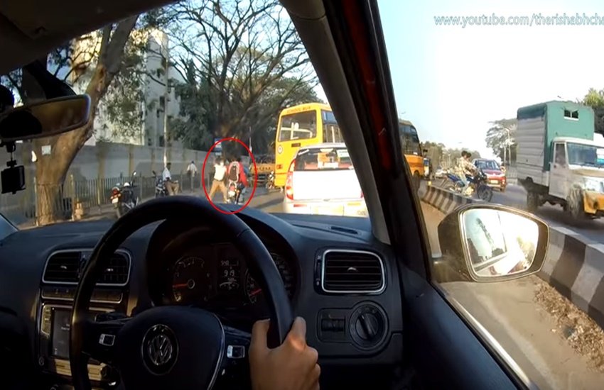 यह वीडियो एक गाड़ी से शूट किया गया है।