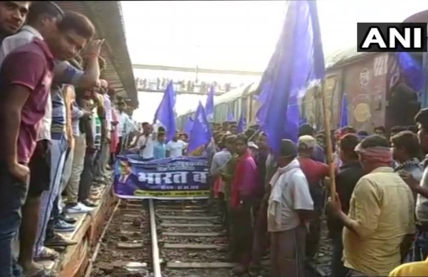 इस लड़के की तस्वीर इस वक्त सोशल मीडिया पर काफी वायरल हो रही है। (फोटो सोर्स- ट्विटर/@AsYouNotWish)