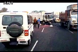 कुशीनगर में पुलिस की गाड़ी पर हमला