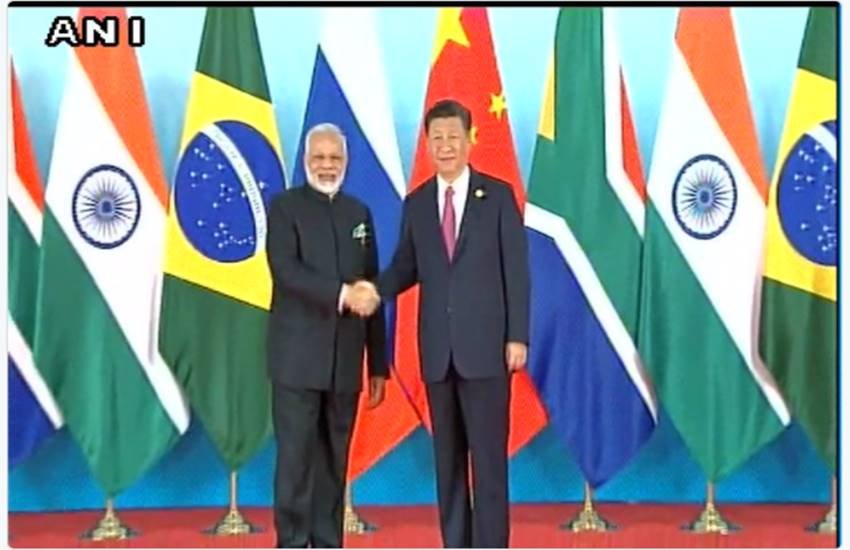 बीते 13 अप्रैल, 2018 से चीन में बैंक खाता खुलवाने के लिए रोबोट के पूछे सवालों के जवाब देने होंगे। ये आर्टिफीशियल इंटेलिजेंस की नीति को बढ़ावा देने के लिए उठाए कदमों में शामिल है। फोटो- एपी