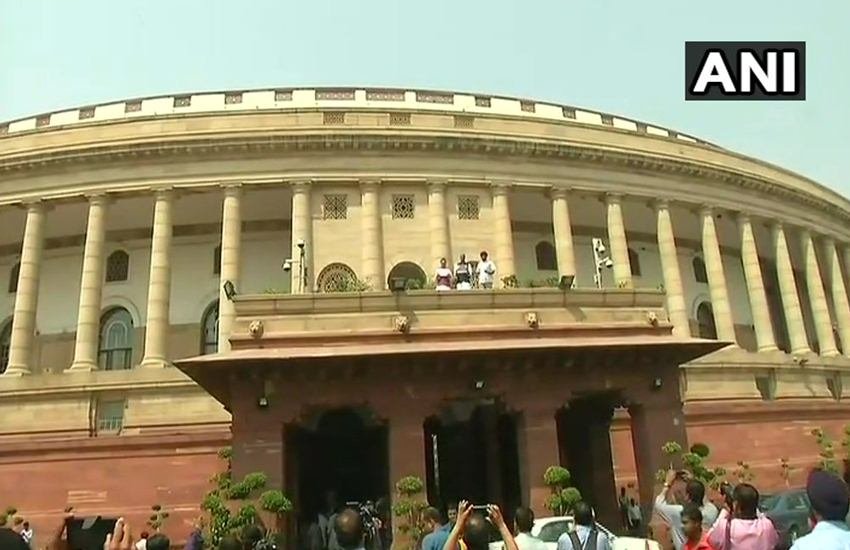 संसद भवन की छत पर प्रदर्शन करते पंजाब के कांग्रेसी सांसद।
