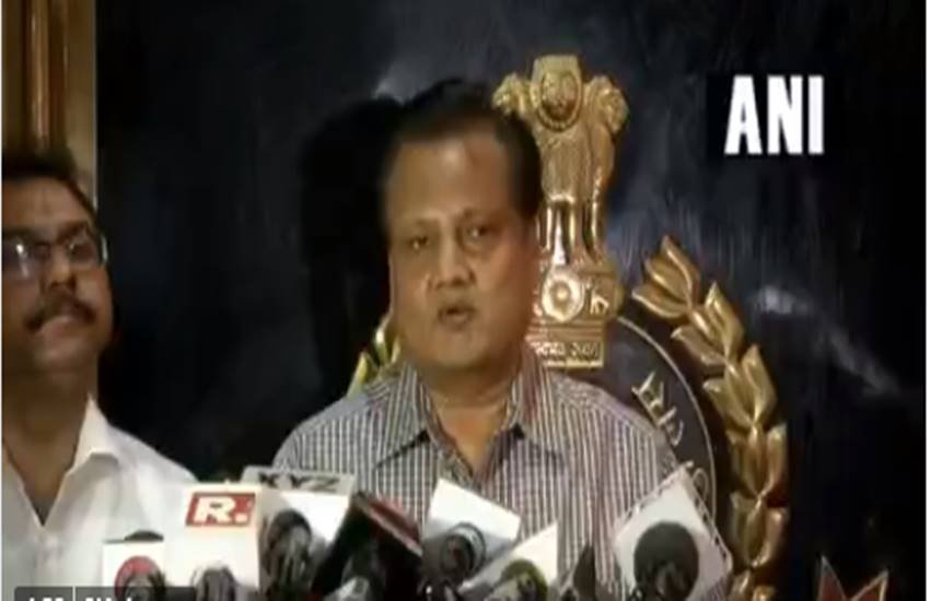 सीबीएसई पेपर लीक कांड में हुई कार्रवाई की जानकारी देते दिल्ली पुलिस क्राइम ब्रांच के ज्वाइंट कमिश्नर आलोक कुमार की फाइल फोटो।