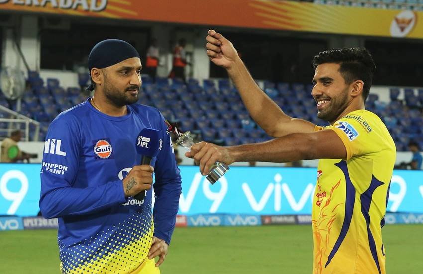 राजीव गांधी इंटरनेशनल स्टेडियम में मैच के बाद हरभजन सिंह को इंटरव्यू देते दीपक चहर। (फोटोः IPL)