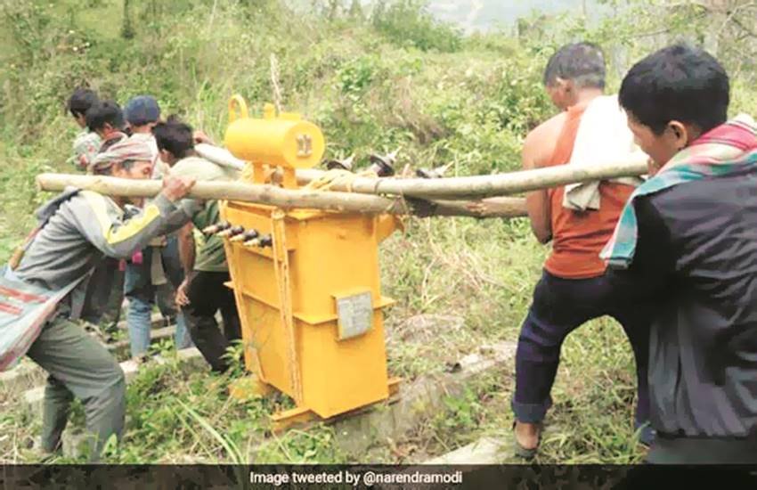  ये ऐसे गांव थे, जहां आजादी के करीब 70 साल बाद भी बिजली नहीं पहुंची थी।