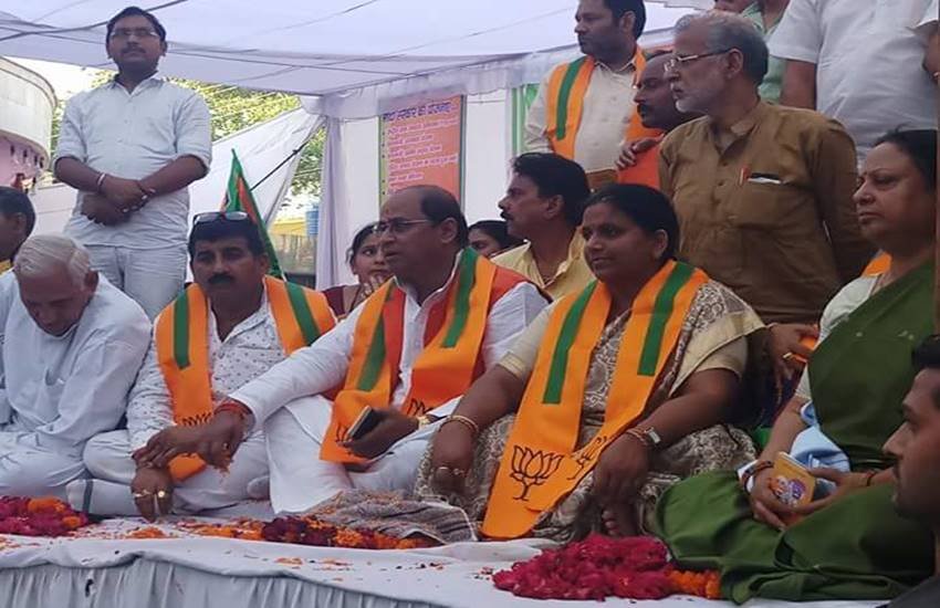 विपक्ष द्वारा लोकसभा न चलने देने के खिलाफ भाजपा सांसद पूरे देश में लोकतंत्र बचाओ के तहत एक दिवसीय उपवास पर हैं।