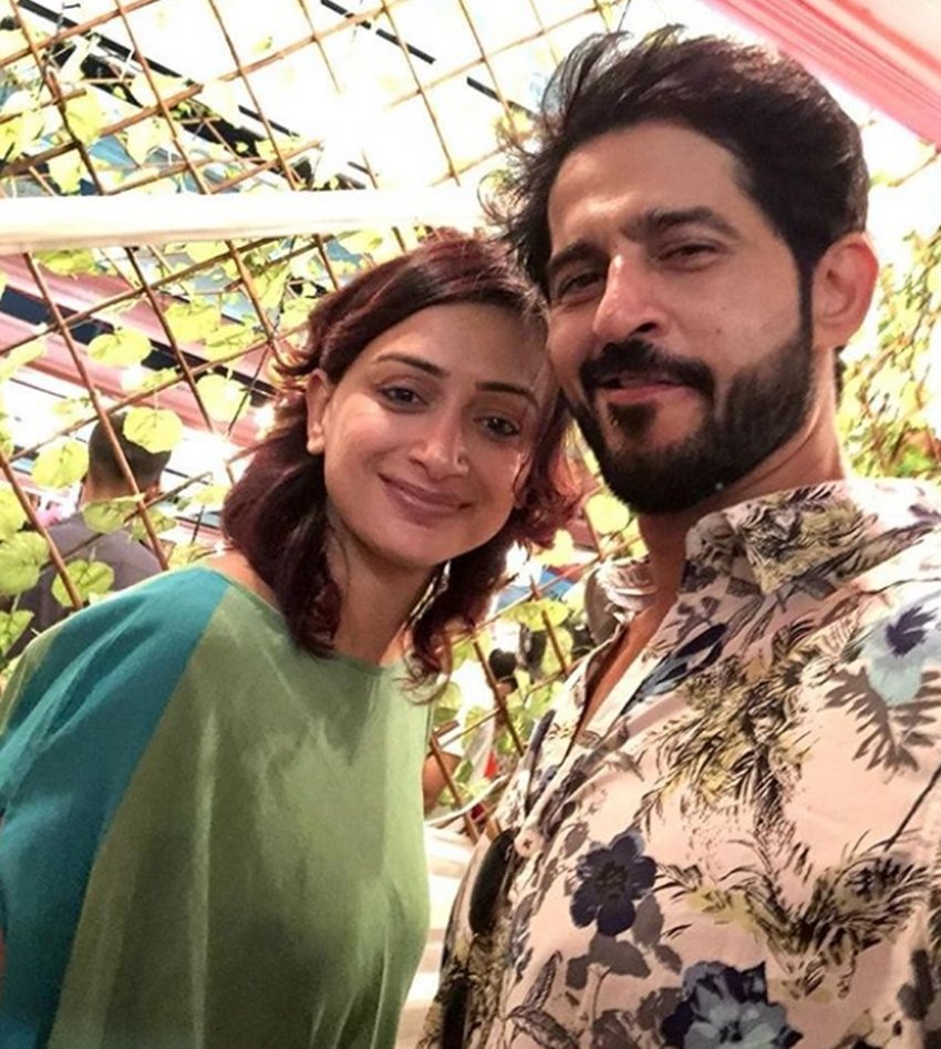 hiten tejwani Liplock, hiten tejwani gauri marriage anniversary, hiten tejwani new show, hiten tejwani celebration, bigg boss, bigg boss 11, bigg boss hiten tejwani, bigg boss vikas gupta, shilpa shinde, hina khan, hitem wife ghauri, photos, instagaram, bolllywood news, entertainment news