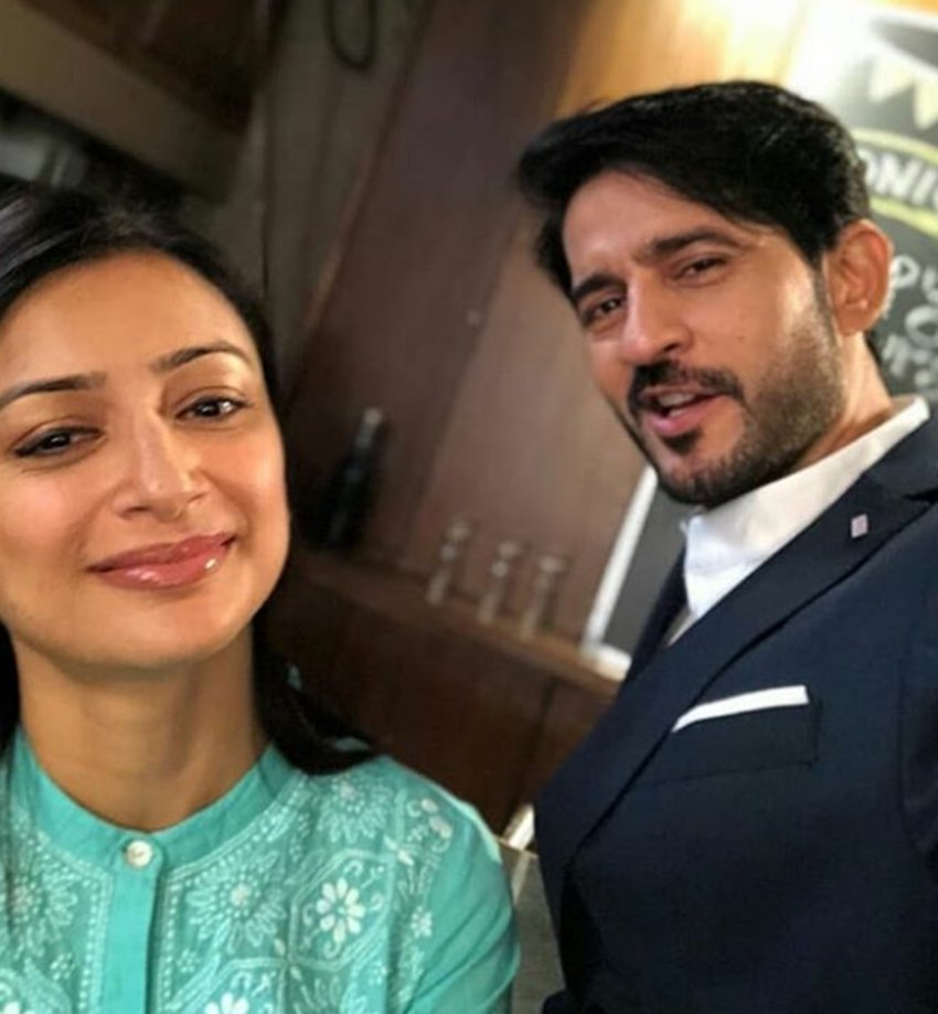 hiten tejwani Liplock, hiten tejwani gauri marriage anniversary, hiten tejwani new show, hiten tejwani celebration, bigg boss, bigg boss 11, bigg boss hiten tejwani, bigg boss vikas gupta, shilpa shinde, hina khan, hitem wife ghauri, photos, instagaram, bolllywood news, entertainment news