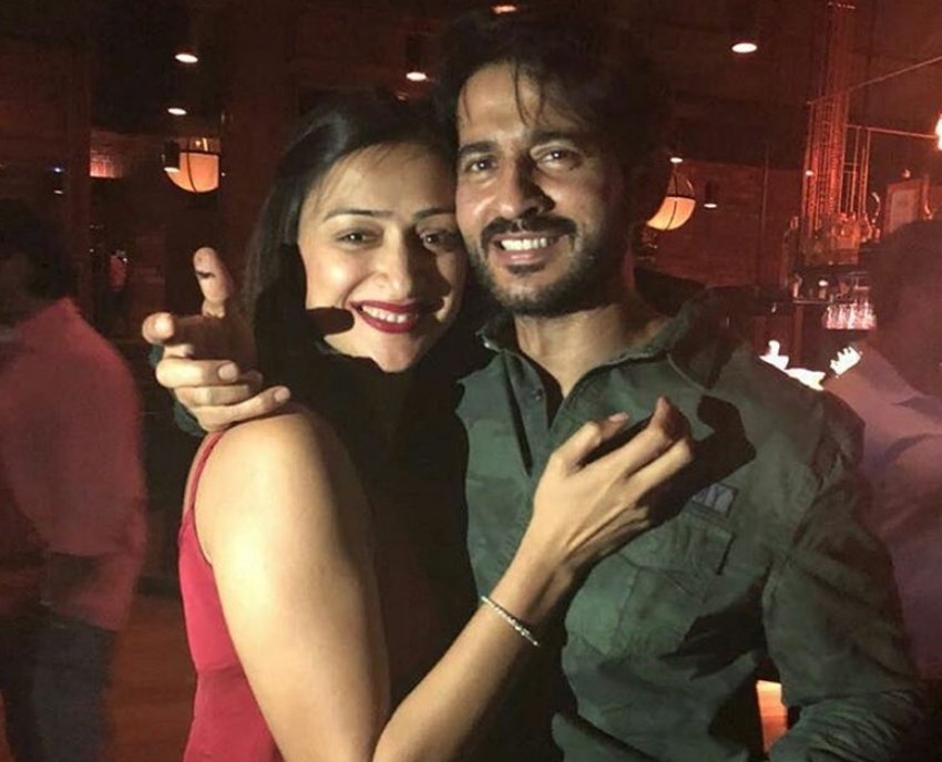 hiten tejwani Liplock, hiten tejwani gauri marriage anniversary, hiten tejwani new show, hiten tejwani celebration, bigg boss, bigg boss 11, bigg boss hiten tejwani, bigg boss vikas gupta, shilpa shinde, hina khan, hitem wife ghauri, photos, instagaram, bolllywood news, entertainment news