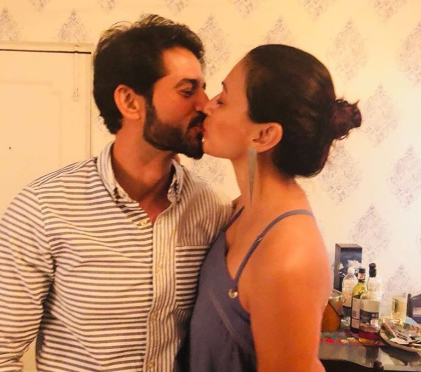 hiten tejwani Liplock, hiten tejwani gauri marriage anniversary, hiten tejwani new show, hiten tejwani celebration, bigg boss, bigg boss 11, bigg boss hiten tejwani, bigg boss vikas gupta, shilpa shinde, hina khan, hitem wife ghauri, photos, instagaram, bolllywood news, entertainment news