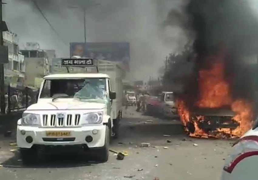 भारत बंद का असर उत्तर प्रदेश के हापुड़ में भी देखने को मिला। प्रदर्शनकारियों ने यहां गाड़ियों में आग लगी दी और बवाल मचाया। (फोटोः एएनआई)