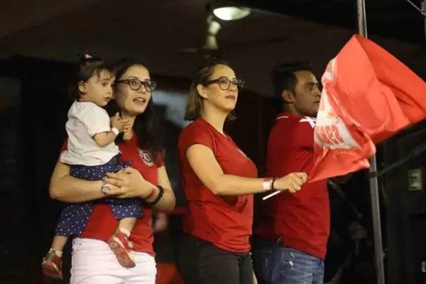 Mahendra Singh Dhoni, Mahendra Singh Dhoni daughter, Mahendra Singh Dhoni and ziva, Mahendra Singh Dhoni with ziva, ms dhoni, ms dhoni with ziva, Daughter Ziva, zive in ipl, Preity Zinta, Preity Zinta kiss, Preity Zinta flying kiss, Ziva pics, Ziva photos, Ziva pictures, Preity Zinta in ipl, Preity Zinta in match, Flying Kiss, Flying Kiss in ipl, Dhoni in ipl, Dhoni pics, photo gallery
