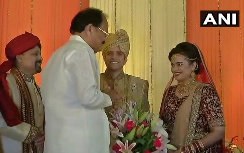 इन दोनों आईएएस टॉपर को शादी की शुभकामनाएं देने और उन्हें अपना आशीर्वाद देने के लिए उप-राष्ट्रपति वेंकैया नायडू, लोकसभा स्पीकर सुमित्रा महाजन और केंद्रीय मंत्री रवि शंकर प्रसाज समारोह में पहुंचे थे।